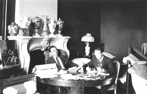 B. Melngailis (kairėje) ir V. Sipaitis registruoja Pakruojo dvaro meno kūrinius, 1940 m., Pakruojodvaras.lt