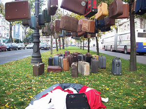 Instaliacija „Ar tu būsi kitas“, 2008. Įvairios medžiagos, lagaminai. Tarptautinis teatrų festivalis, Bydgoszcz, Lenkija. Nuotr. iš E. Markūno archyvo.